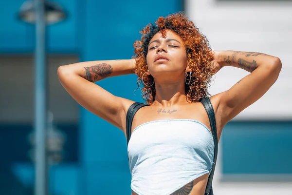 Chica Negra Afroamericana Latina Con Tatuajes Disfrutando Aire Libre Calle — Foto de Stock