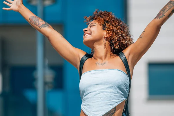 Latin Afro Amerikai Fekete Lány Tetoválásokkal Élvezi Szabadban Utcán — Stock Fotó