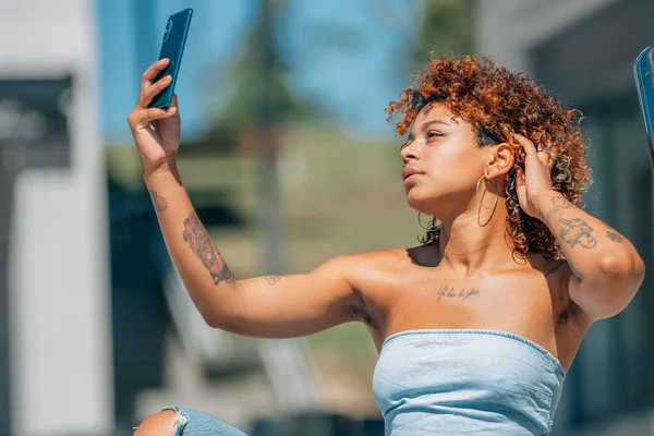 Sokakta Cep Telefonu Olan Latin Siyahi Bir Kız — Stok fotoğraf