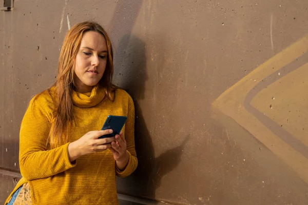 Kobieta Średnim Wieku Ścianie Ulicy Telefonu Komórkowego — Zdjęcie stockowe