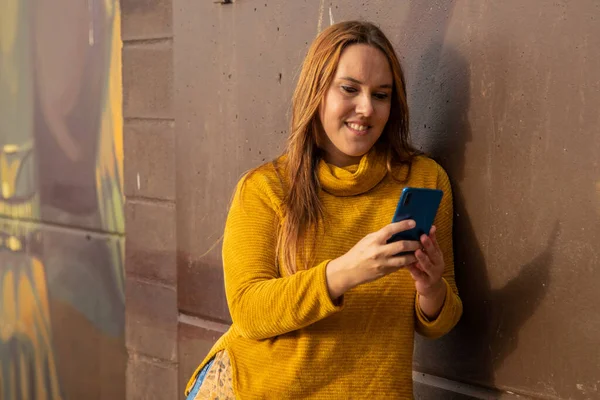 Жінка Середнього Віку Стіні Вулиці Мобільним Телефоном — стокове фото