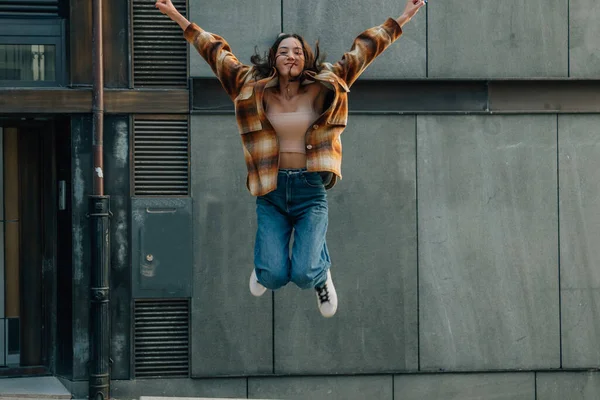 Euphorisches Mädchen Springt Glücklich Auf Die Straße — Stockfoto