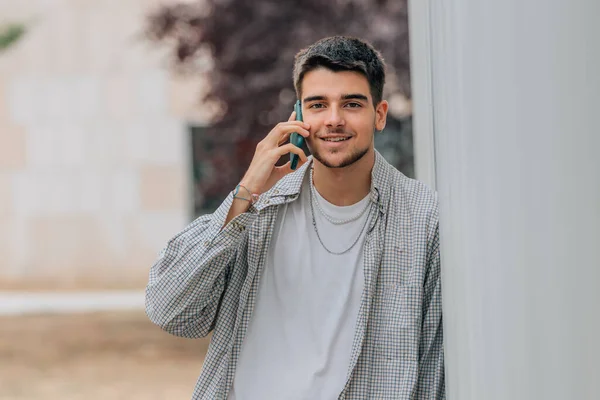 Adolescente Calle Hablando Por Teléfono Móvil — Foto de Stock