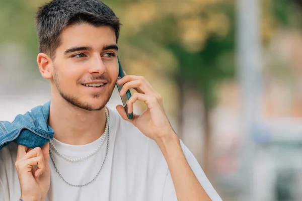 Młody Człowiek Ulicy Rozmowy Telefon Komórkowy — Zdjęcie stockowe