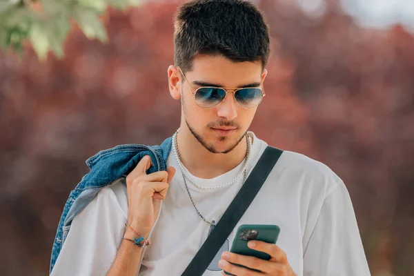 Retrato Joven Caminando Con Teléfono Móvil Gafas Sol Verano — Foto de Stock