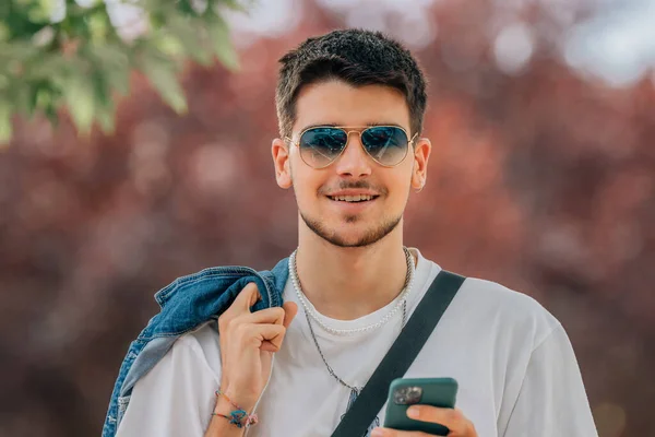 Porträtt Ung Man Promenader Med Mobiltelefon Och Solglasögon Sommaren — Stockfoto