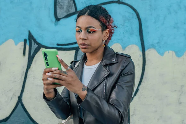 Városi Lány Mobiltelefonnal Utcán — Stock Fotó