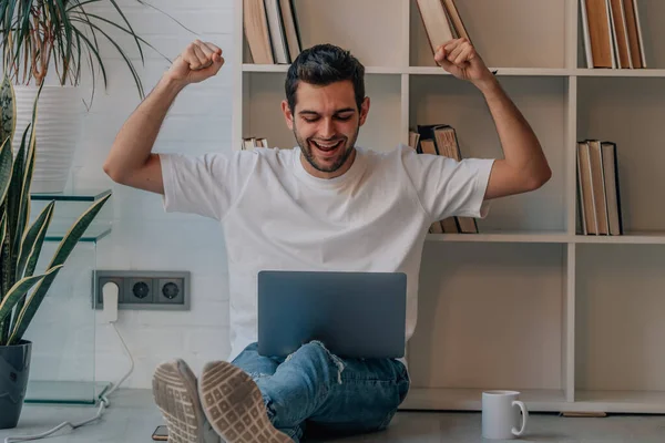 Νεαρός Άνδρας Στο Σπίτι Ενθουσιασμένος Laptop Γιορτάζει — Φωτογραφία Αρχείου