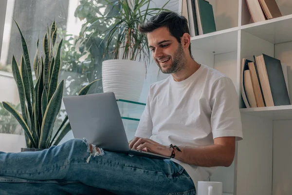 Young Man Home Laptop — Stock Photo, Image