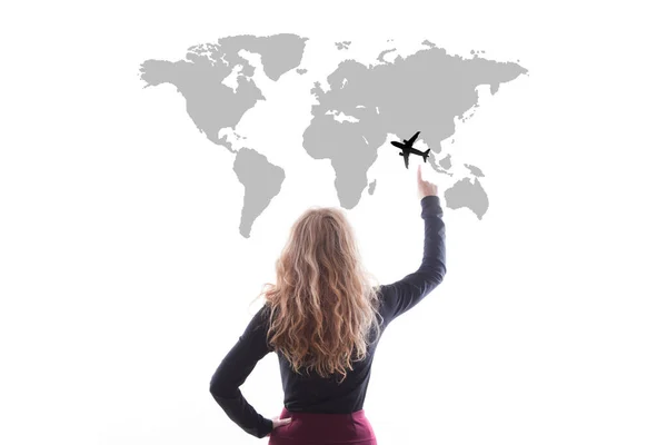 Vrouw Die Het Vliegtuig Vlucht Kaart Witte Achtergrond Wijst — Stockfoto