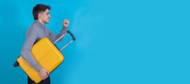 Renkli bavulu olan izole bir genç adam.