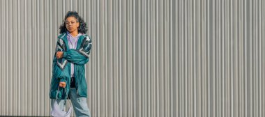 Sokakta sosyetik şehir kızı.