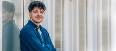 Sokaktaki gülümseyen genç adam portresi.