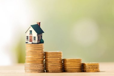 Yığılmış madeni paraların yükselmesi