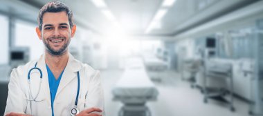 Klinikte ya da hastanede gülümseyen doktor