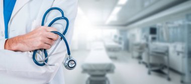 Klinikte steteskoplu bir doktorun elleri.