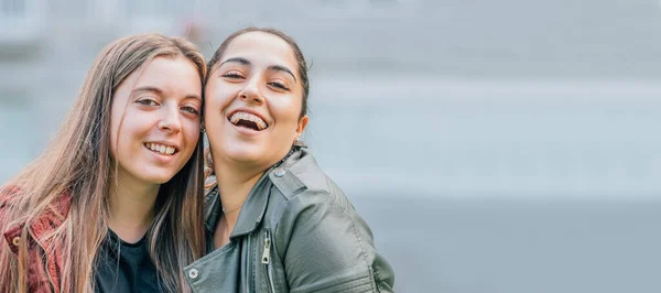 Meninas Amigos Sorrindo Olhando Para Câmera — Fotografia de Stock