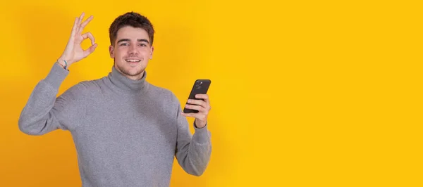 Ізольований Молодий Чоловік Мобільним Телефоном — стокове фото