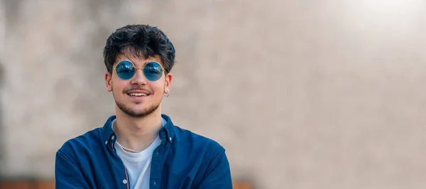 Joven Sonriente Niño Usando Gafas Sol Aire Libre —  Fotos de Stock