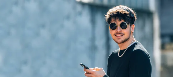 Portrét Mladého Muže Slunečními Brýlemi Ulici Mobilním Nebo Mobilním Telefonem — Stock fotografie