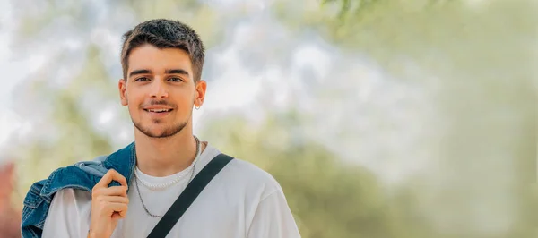 Dışarıdaki Genç Adamın Gülümseyen Portresi — Stok fotoğraf