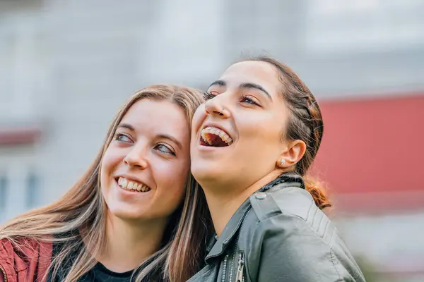 Couple Girls Friends Smiling Street — Stock Photo, Image