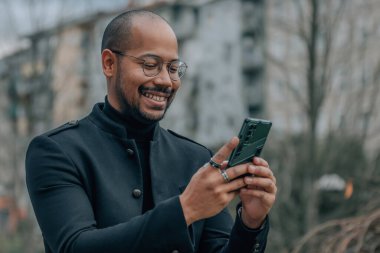 Sokaklarda cep telefonu olan bir işadamı.