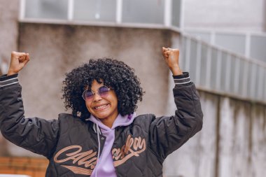 Afro saçlı ve başarısının ifadesi olan öğrenci kız.