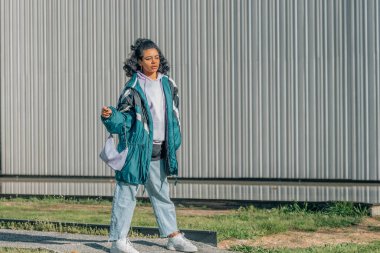 Sokakta sosyetik şehir kızı.