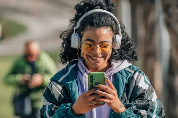 Feliz Chica Sonriente Con Auriculares Teléfono Móvil Escuchando Música Calle —  Fotos de Stock