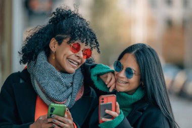 Cep telefonuna bakan kızlar ya da arkadaşlar