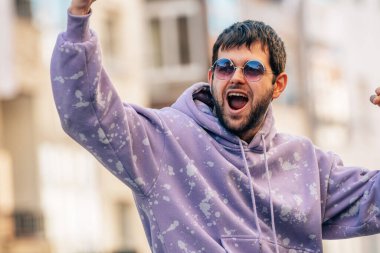 Genç adam başarıyı kutluyor.