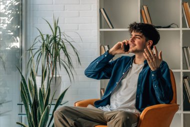 genç adam, evde cep telefonda konuşurken