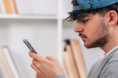 Cep telefonlu genç adam.