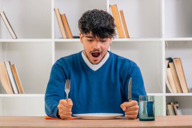 Yemek odasında oturan üniversite öğrencisi şaşırdı.