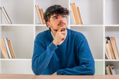 Masadaki genç öğrencinin portresi.