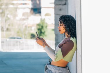 Sokaktaki cep telefonlu kız.