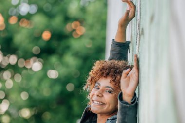 Baharda sokaktaki kızın portresi