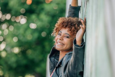 Baharda sokaktaki kızın portresi