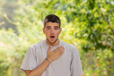 Alerjisi, solunumu ya da astımı olan genç bir adam.