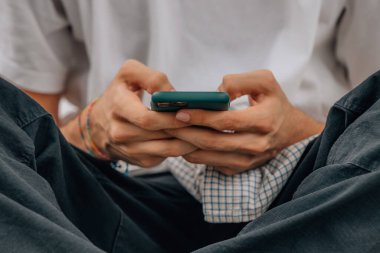 Cep telefonlu genç adamın yakın çekimleri