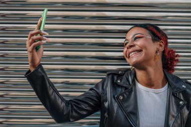 Cep telefonu kaydı olan ya da selfie çeken bir kız.