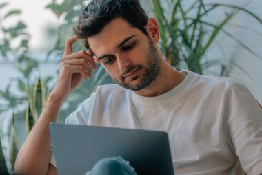 Bilgisayarlı genç adam.