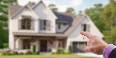 Evi gösteren el, gayrimenkul.