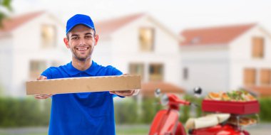 Motosikletli fast food teslimatçısı siparişi teslim ediyor.