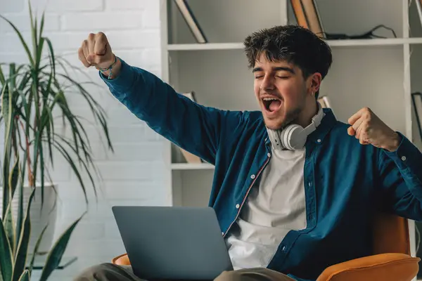 Νεαρός Άνδρας Στο Σπίτι Φορητό Υπολογιστή Στον Καναπέ Ενθουσιασμένος Χαρά — Φωτογραφία Αρχείου