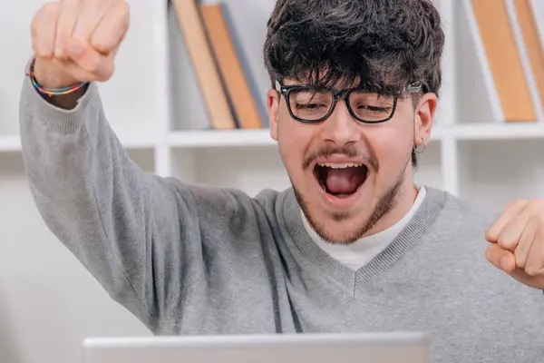 Ενθουσιασμένος Μαθητής Στον Υπολογιστή Γιορτάζει Χαρά — Φωτογραφία Αρχείου
