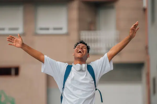 Молодий Латиноамериканський Чоловік Міській Вулиці Кричить Схвильовано Святкуючи — стокове фото