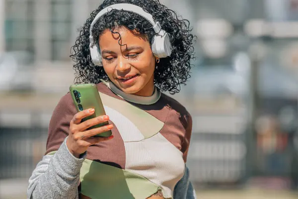 Chica Latina Con Pelo Afro Con Auriculares Teléfono Móvil Calle —  Fotos de Stock