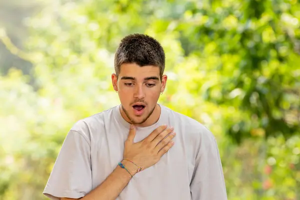 Молодой Человек Аллергией Дыхательной Астматической Реакцией — стоковое фото